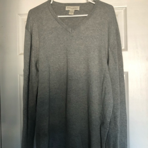 Banana Republic V-Neck sweater - Picture 2 of 4